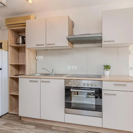 Lovely In With Wifi Apartman Vir